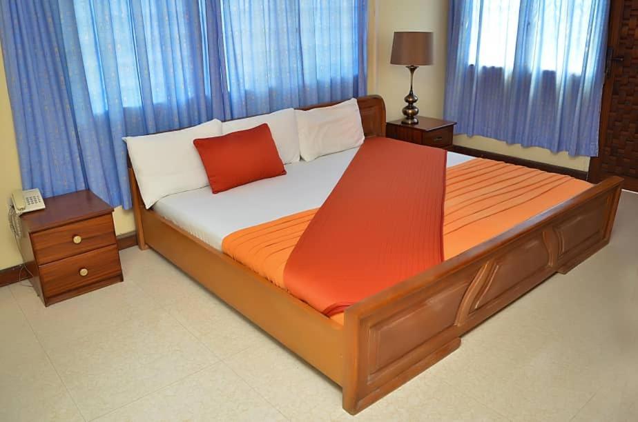 Hotel Loreto Кейп-Кост Екстер'єр фото