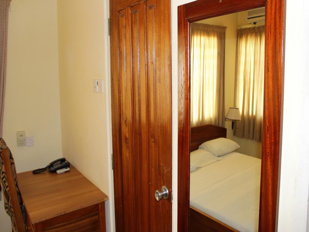 Hotel Loreto Кейп-Кост Екстер'єр фото